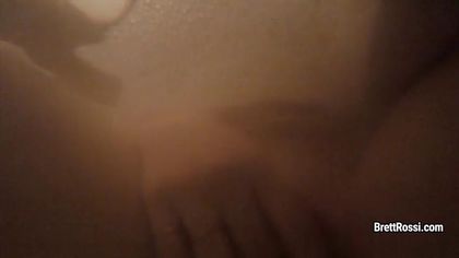 Деваха в ванной комнате трет руками соски и половые губки #6