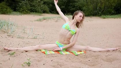 Гимнастка на пляже в одном купальнике делает эротические снимки #3
